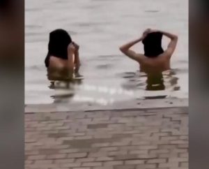 Clip 2 cô gái tắm tiên ở hồ gươm